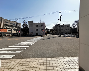 正面の横断歩道を直進